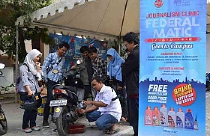 Journalism Clinic Federal Matic Bagi dan Ganti Oli Gratis di UGM