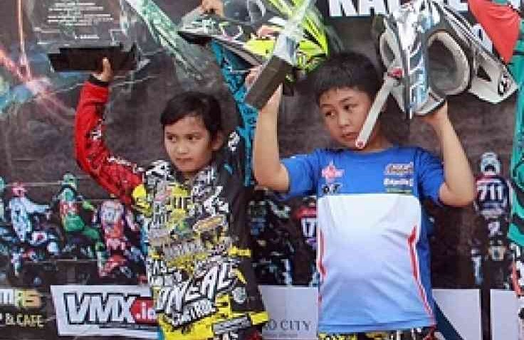 Dua Bocah Imut Ini Berprestasi Di Kejurnas Motocross