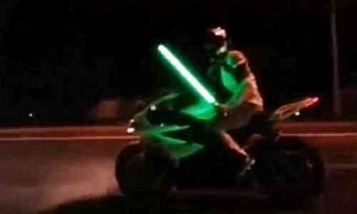 Naik Motor Sambil Acungkan Lightsaber, Bikers Ini Kena Tilang