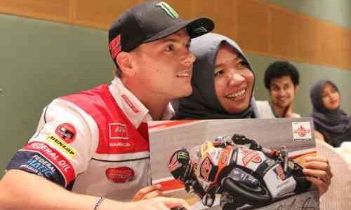 Federal Oil Berikan Pengalaman Tak Terlupakan Bagi Perempuan Penggemar MotoGP Ini