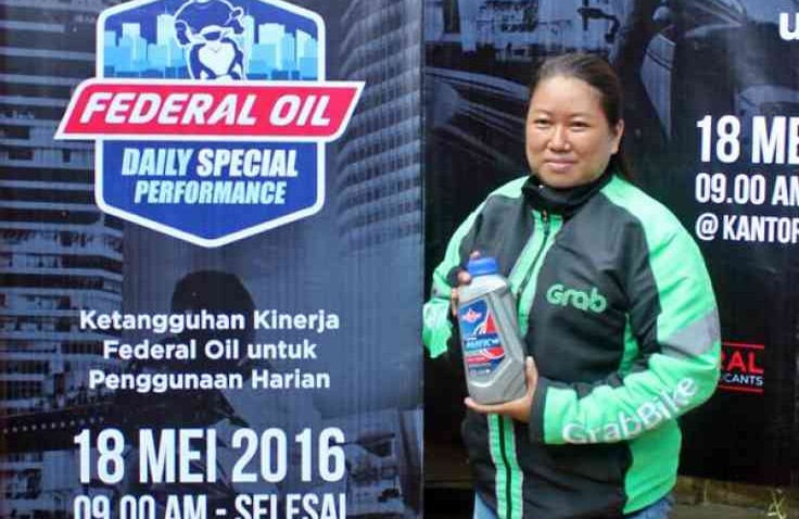 Wanita Pengendara Ojek Online Ini Pakai Federal Oil Pada Motornya