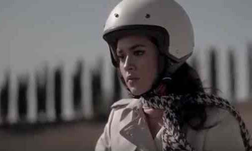 Sedang Galau, Raisa Keliling Desa Naik Vespa? Tambah Cantik!