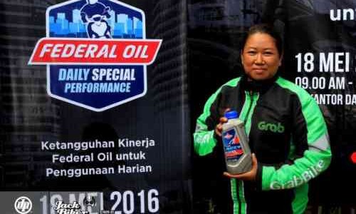 Dipakai Wanita Pengemudi Ojek Online, Oli Motor Ini Buat Konsumsi BBM Lebih Irit