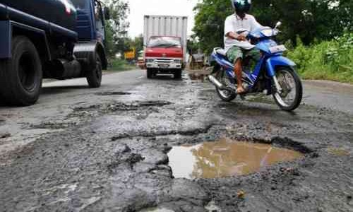 Jalan Berlubang, Hindari Tanpa Lakukan Pengereman Mendadak