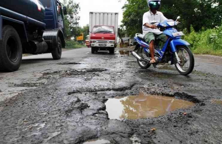 Jalan Berlubang, Hindari Tanpa Lakukan Pengereman Mendadak