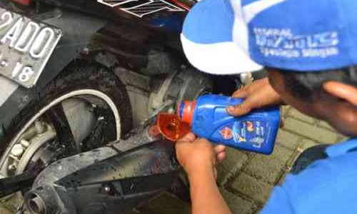 Tips Memilih Oli Terbaik Untuk Motor Matik