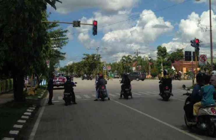 Perhatikan Ini Saat Berhenti di Lampu Merah