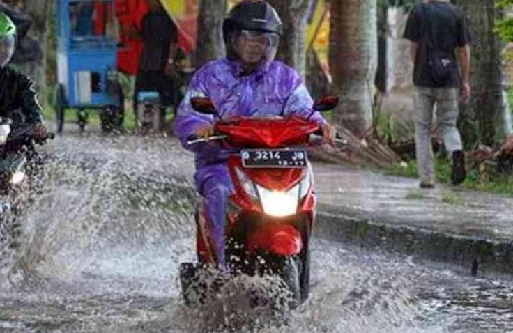 Cara Supaya Tidak Mogok Saat Menerjang Banjir Dengan Motor Matic