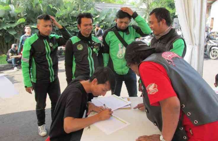 300 Bikers Bandung Antusias Ganti Oli Gratis Federal Oil