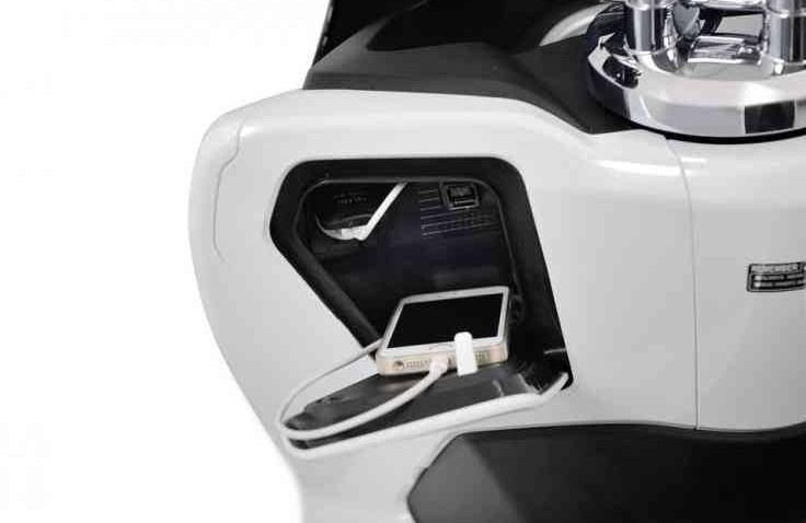 Fitur Power Outlet Cocok Buat Bikers Yang Suka Touring Jauh