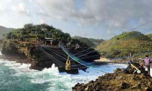 Menguji Adrenalin di Jembatan Gantung Pantai Timang Yogyakarta