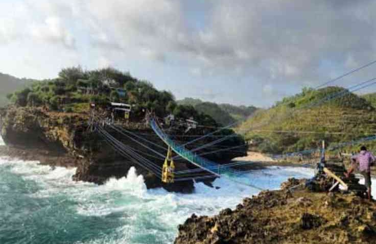 Menguji Adrenalin di Jembatan Gantung Pantai Timang Yogyakarta