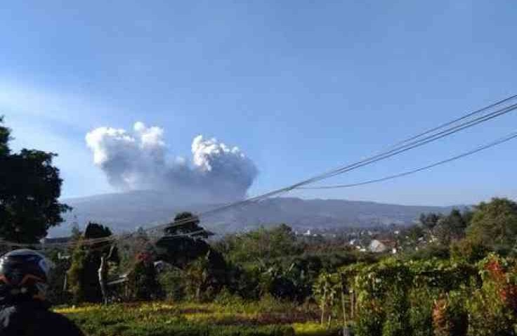 Breaking News: Gunung Tangkuban Perahu Erupsi, Motor Penuh Abu Vulkanik