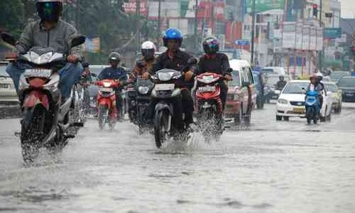 Solusi  Supaya Aman Naik Motor Saat Musim Hujan