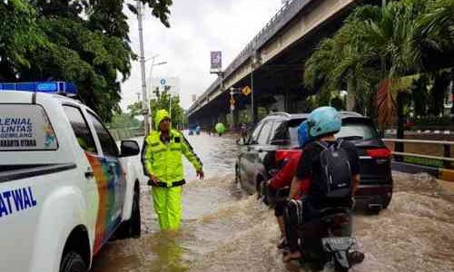 Mau Terobos Genangan, Ini Batas Aman Genangan Untuk Motor