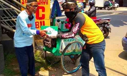 Komunitas Honda PCX Tangerang Bagikan Sembako Untuk Masyarakat Terdampak Corona