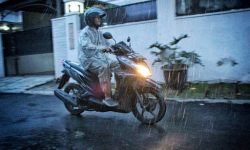 Tips Menyimpan Jas Hujan Untuk Motor