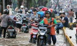 Lima Tips Cegah Motor Matic Mogok Saat Lewati Banjir