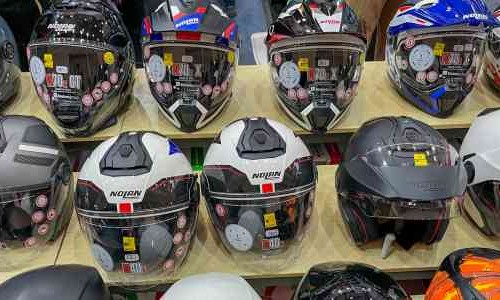  Fungsi Penting Sarung Helm, Ternyata Bisa Buat Makin Nyaman